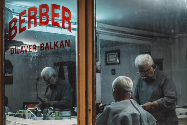 Berber randevu uygulaması. Berber sakal traşı yapıyor.