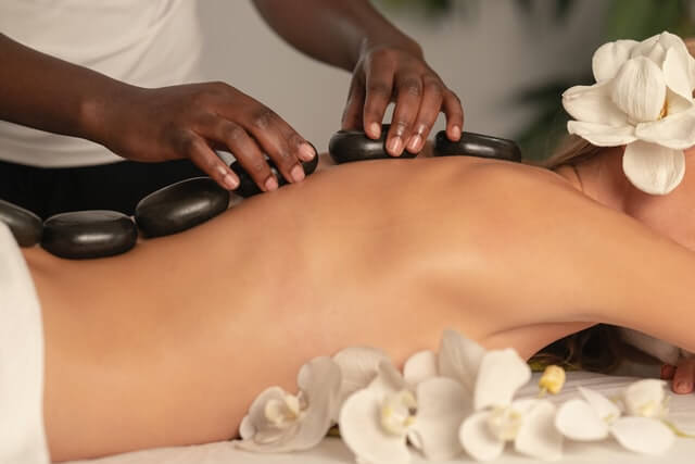 Spa salonu randevu uygulaması. Kadın spa masajı yaptırıyor.