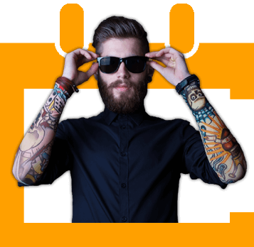 Tattoo ve piercing randevu uygulaması. Dövmeli adam güneş gözlüğünü düzeltiyor.