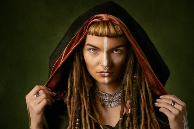Tattoo & piercing randevu uygulaması. Piercing takan bir kadın.
